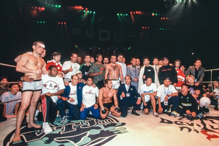 佐藤ルミナ、桜井“マッハ”速人、宇野薫らも出場した『VALE TUDO JAPAN 99』の集合写真（五味は2列目右端）