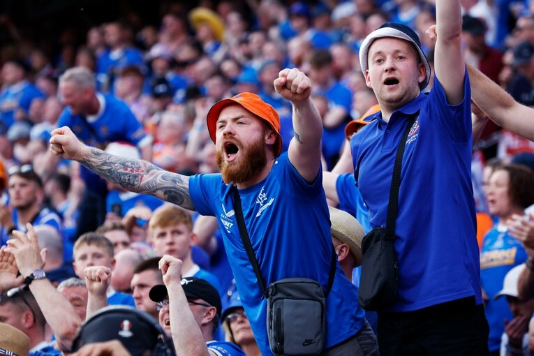 鎌田大地の号泣と“日の丸スパイク”に思い出す4年前の「カタールW杯には絶対出たいですよ」 長谷部誠とのEL優勝写真に“秘められた熱量”とは(10)