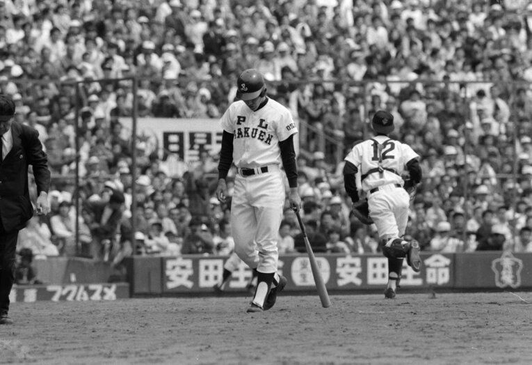 85年のセンバツで渡辺智男に3三振を喫し、肩を落とす　©︎JIJI PRESS