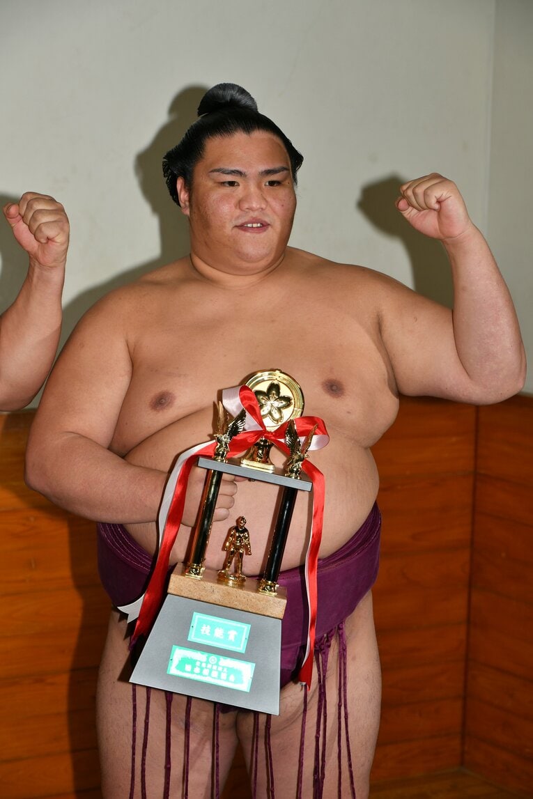 2017年の初場所、技能賞を獲得し喜ぶ御嶽海　©JMPA