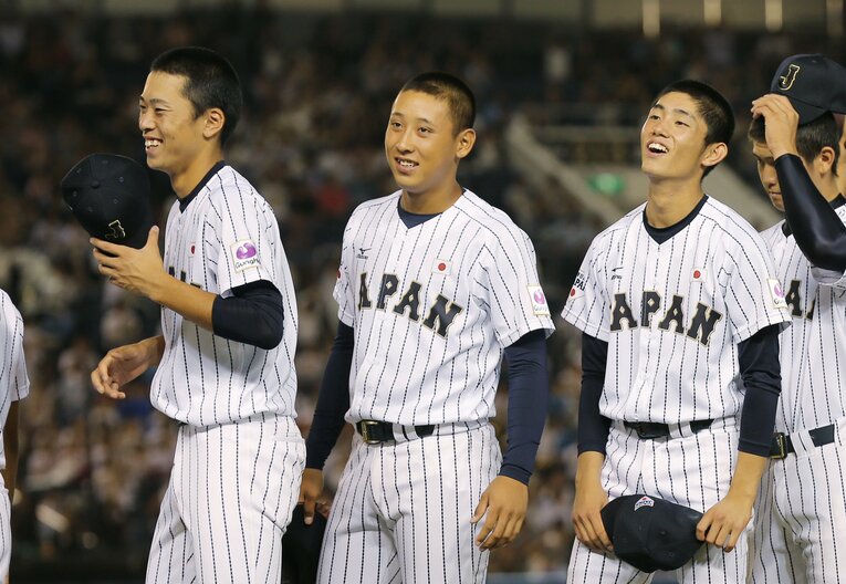 作新学院時代は坊主頭だった今井（一番右）。同じ作新の入江大生（現DeNA）、横浜高の藤平尚真（現楽天）とU-18代表で同じチームに　©JIJI PRESS