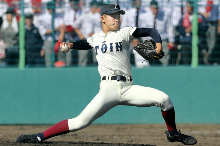 2021年のドラフト目玉になりそうなピッチャー・関戸康介（大阪桐蔭・178cm81kg・右投右打） ／ photograph by Sankei Shimbun