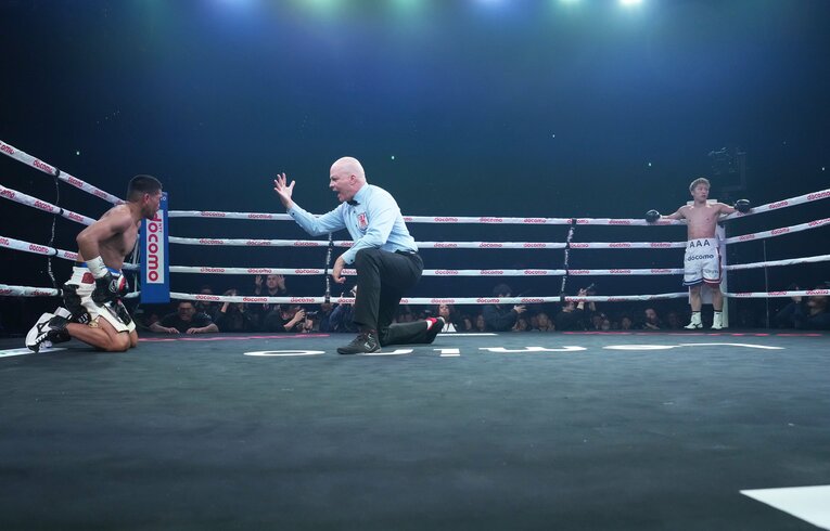 4ラウンドのダウンシーン。決着は近いかと思われたが……　©Naoki Fukuda