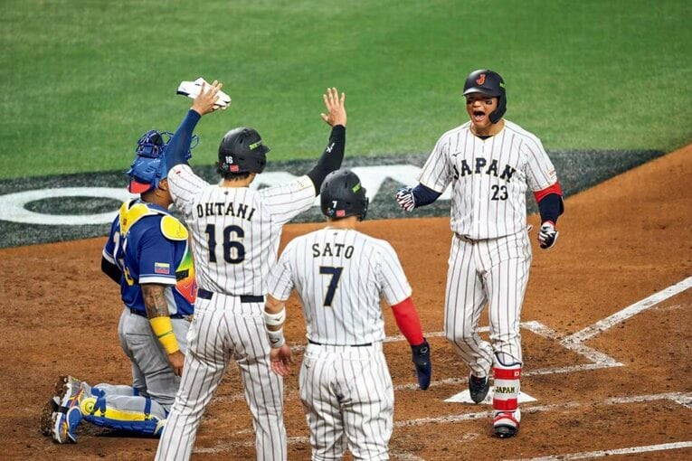 ベネズエラ戦の3回に逆転3ランを放ち、塁上にいた大谷と佐藤輝の祝福を受ける　©Nanae Suzuki