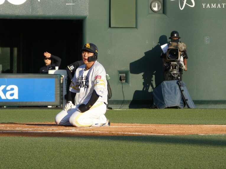 復帰後、7月31日の試合で再び死球を…打席で座り込む石塚　©Kotaro Tajiri