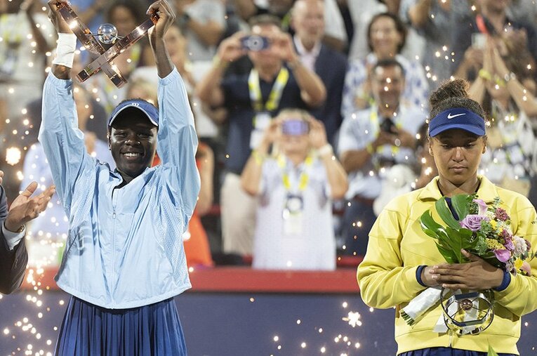 優勝に歓喜するエムボコの横で呆然とした表情を浮かべる大坂 ／ photograph by KYODO
