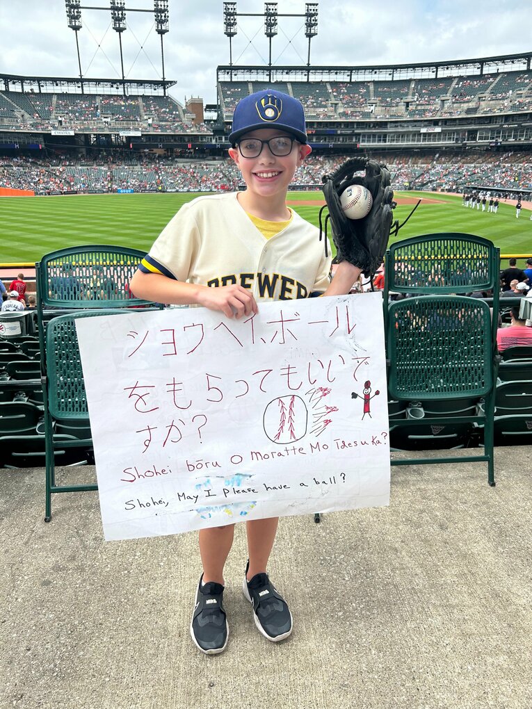 大谷ホームランボールを手に嬉しそうな子供ファン。日本語応援ボードも　©Naoyuki Yanagihara