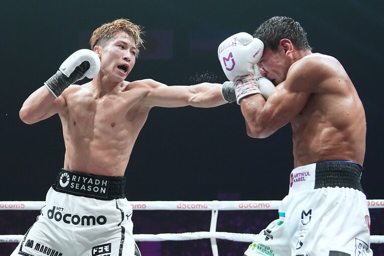 正確にアフマダリエフの顔面をとらえる井上尚弥のジャブ　©Naoki Fukuda