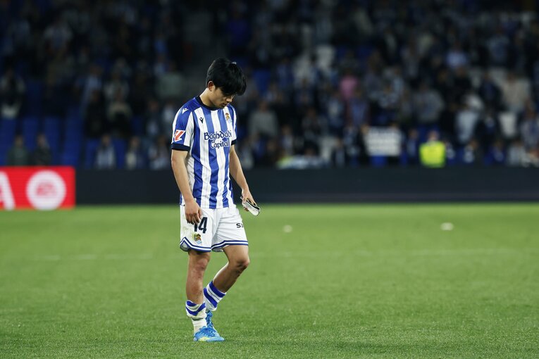 「珍しい…」久保建英がイラ立ったのは“反則覚悟の包囲網”ではなく…初タイトルから4日後「失望のMOM」“タケの自負”をカメラマンは感じた(10)