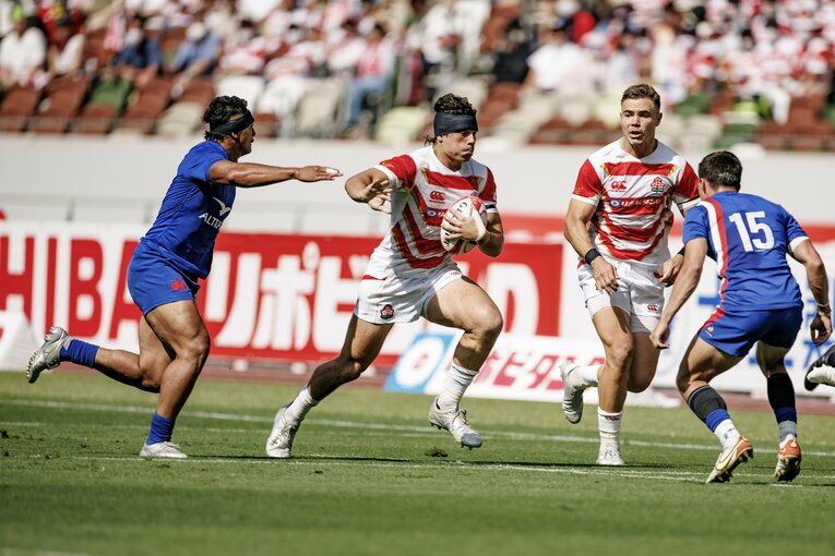 フランスDFを引きつけて、WTBファンデンヒーファー（右）のスペースを作るCTBライリー ©︎Kiichi Matsumoto