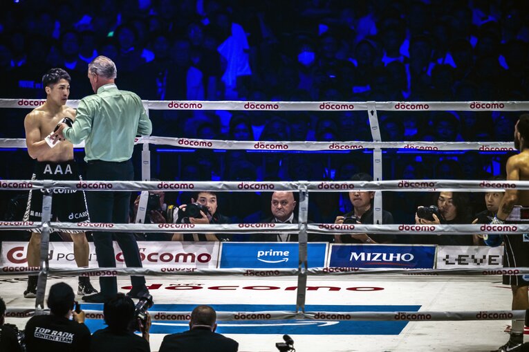 1ラウンド、井上尚弥はルイス・ネリにまさかのダウンを奪われた　©Takuya Sugiyama