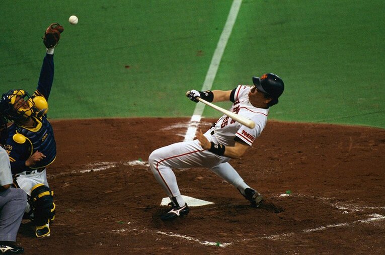 際どいボールをよける松井秀喜。オリックスは「シリーズから消す標的」として攻めてきた　©Sports Graphic Number