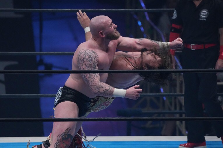 ゲイブ・キッドのラリアットが辻陽太に炸裂　©Essei Hara