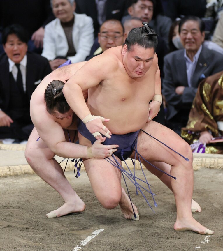 11月場所、優勝決定戦で横綱・豊昇龍を攻める安青錦（21歳）。送り投げでくだし、初優勝　©JIJI PRESS