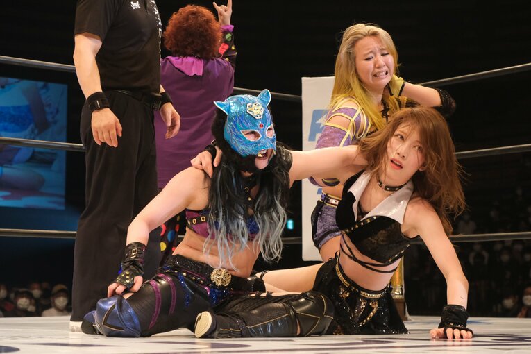 鹿島が粘りに粘って王座奪取。チームを組んだスターライト・キッド、渡辺桃はこの表情　©Norihiro Hashimoto