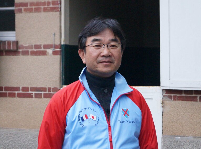 タップダンスシチーを管理する佐々木調教師　©Satoshi Hiramatsu