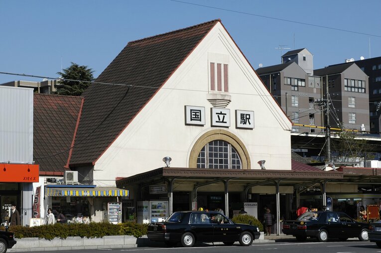 国立駅の旧駅舎。国立高校の甲子園出場が決まると、駅前から大学通りに沿ってパレードが行われた　©JIJI PRESS