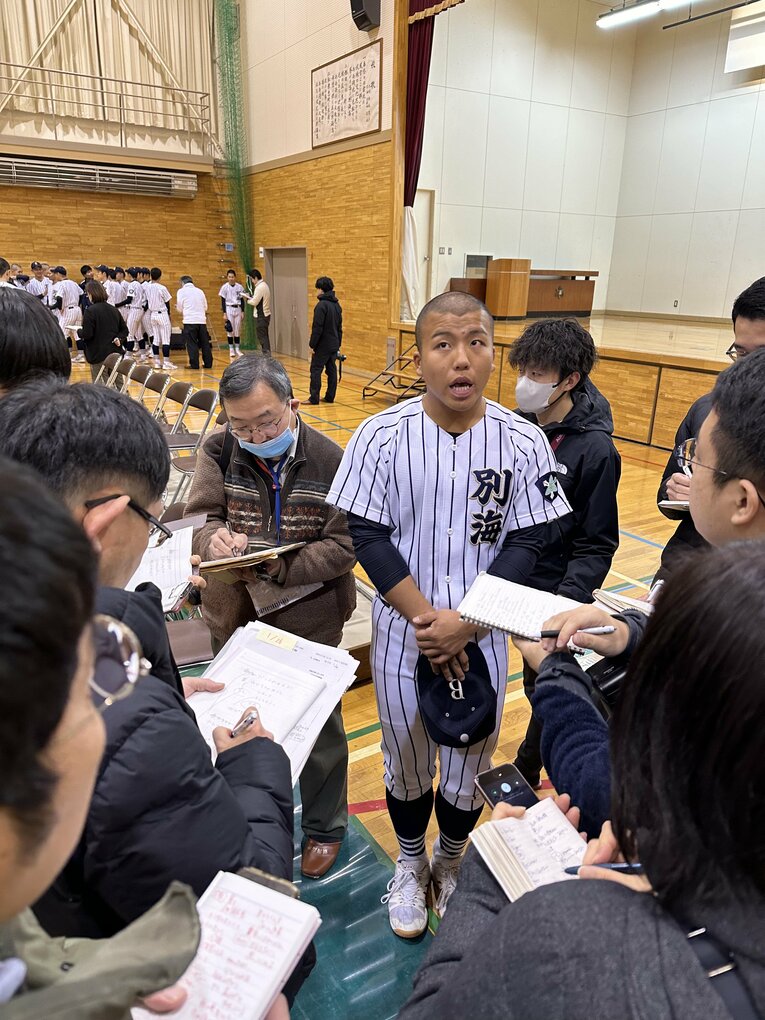 囲み取材に応える中道主将　©Yuji Yanagawa