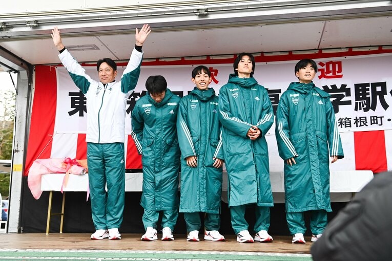 往路優勝を果たし喜ぶ青学大の選手たち　©Nanae Suzuki