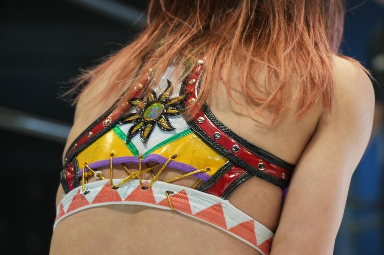 向後桃のリングコスチュームにはメキシコの文化が取り入れられている　©Essei Hara