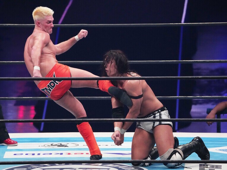 竹下幸之介の胸板にキックを叩き込むザック・セイバーJr.　©Essei Hara