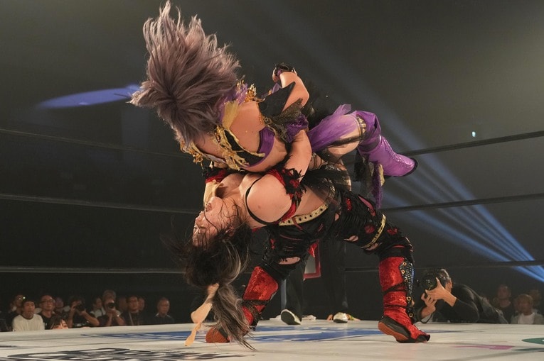 中野たむにジャーマンスープレックスを放つ鈴季すず。「オーカーンも投げる」と豪語　©Essei Hara