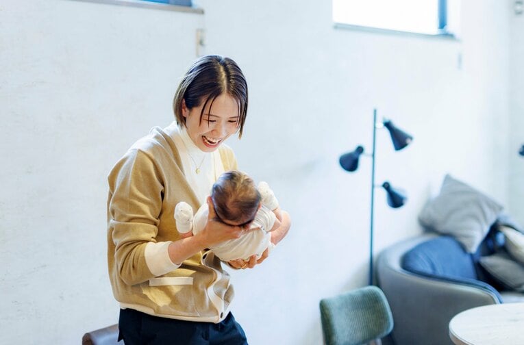 取材中、泣き出す我が子を“高い高い”であやす古賀さん（身長180cm）　©︎Kiichi Matsumoto