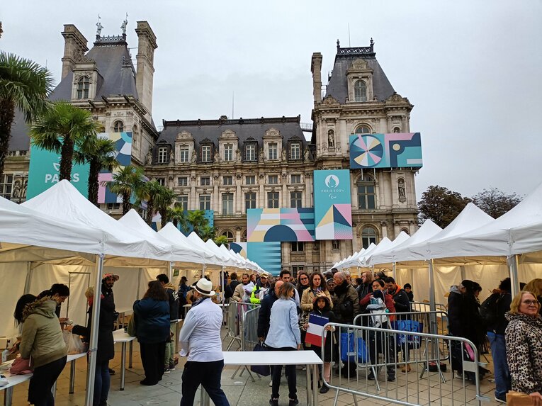 10月、パリ市役所前の五輪グッズ在庫一掃セール　©Yuji Hirooka