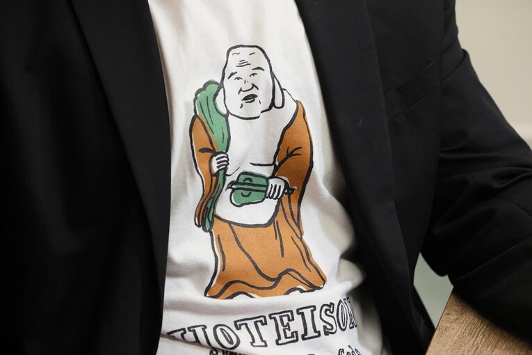 取材の日も布袋尊Tシャツを着ていた