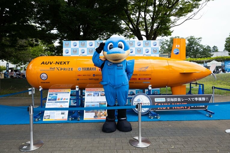 フロンターレのマスコット・ふろん太と深海探査ロボット　©︎KAWASAKI FRONTALE