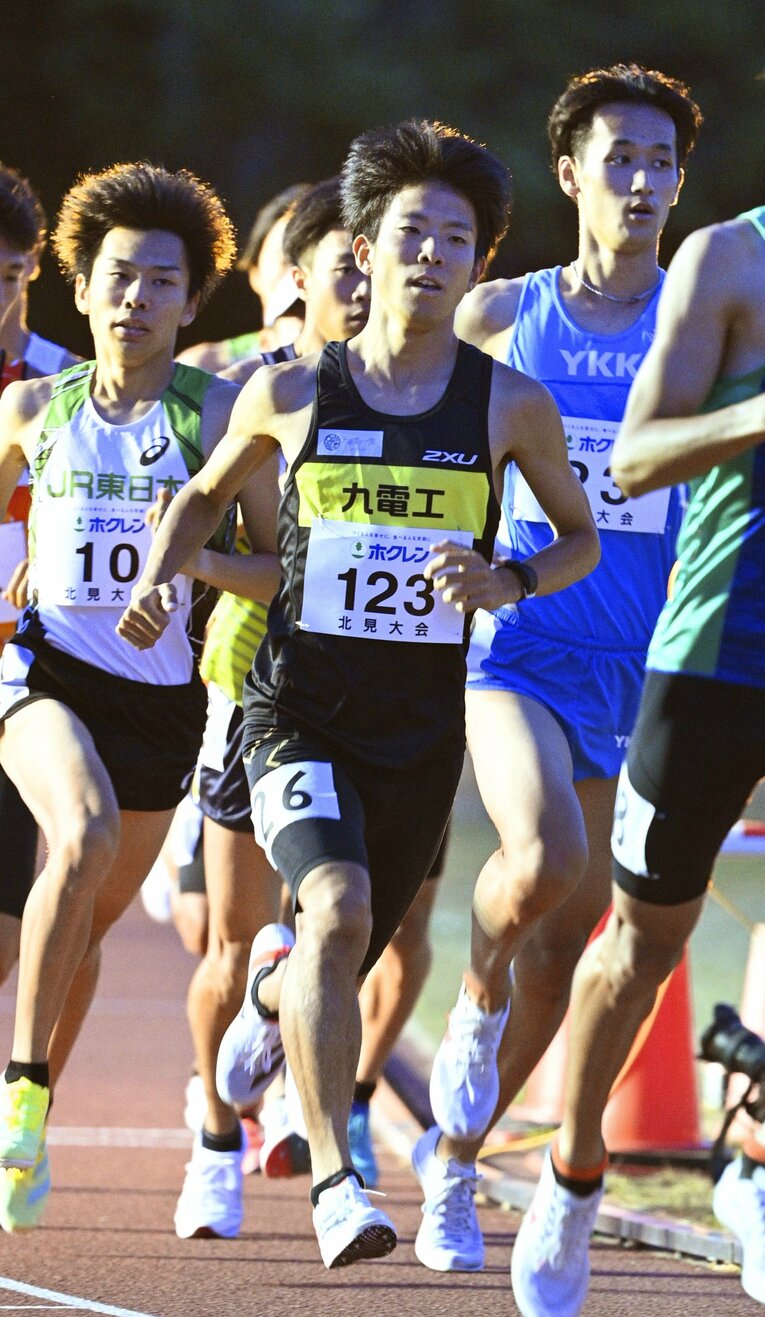 蒸し暑い中スタートした「ホクレン・ディスタンスチャレンジ2021」の男子10000m。それでも余裕を持って走っているように見えた大塚祥平　©JIJI PRESS