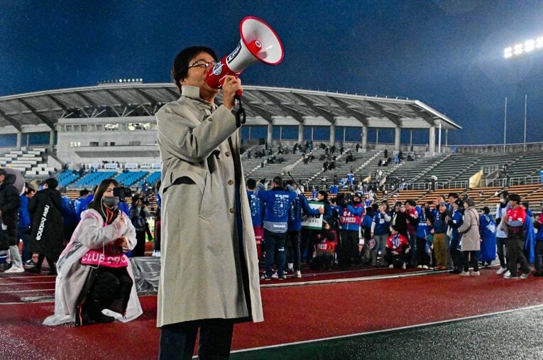 カターレ富山が11年ぶりのJ2昇格を決めた2024年12月7日、富山県総合運動公園陸上競技場でメガホンを握る左伴繁雄社長 ／ photograph by Tetsuichi Utsunomiya
