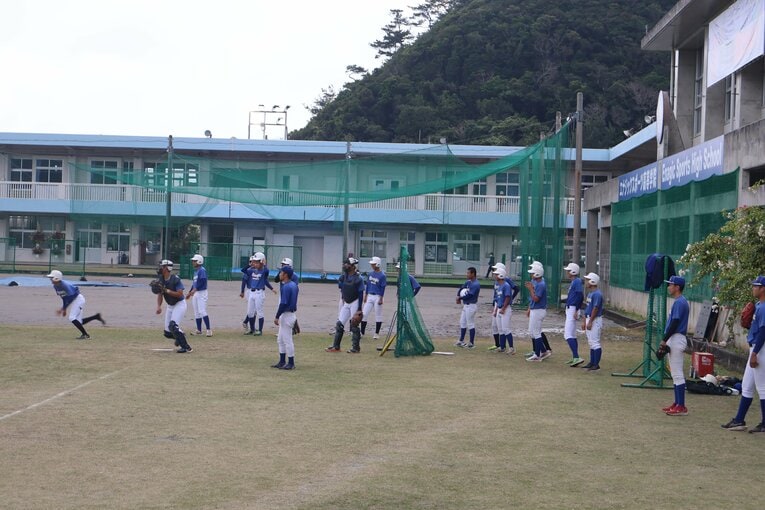 独特な形の校庭でトレーニングするエナジックナイン　©Fumi Sawai