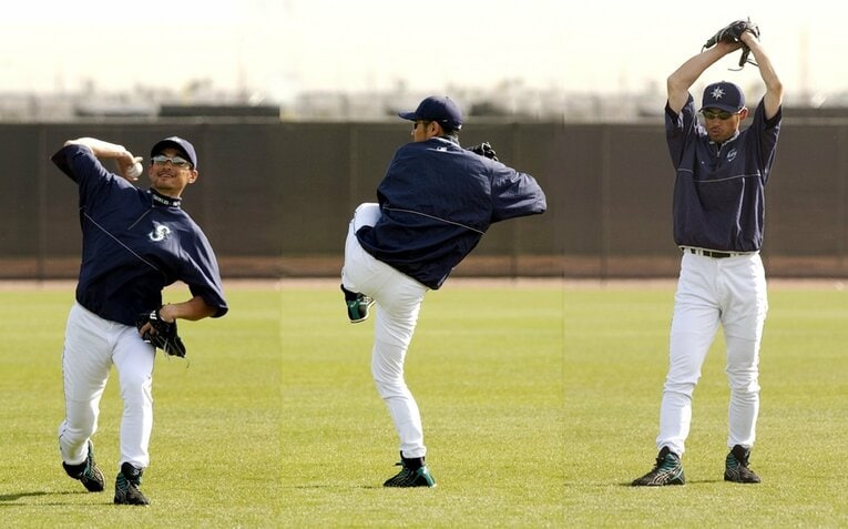 2002年3月、野茂の投球フォームを真似するイチロー　©Sankei Shimbun
