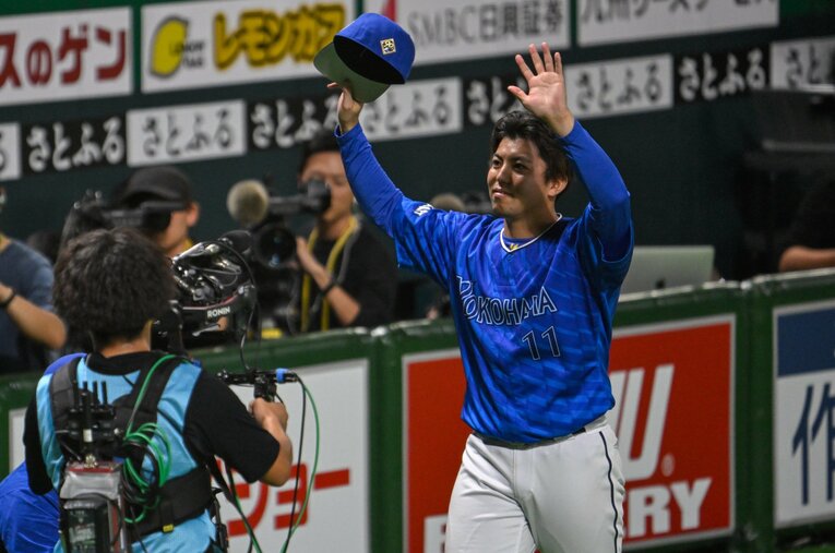日本シリーズ第3戦、7回1失点の好投で勝利投手となったDeNA東克樹。投球中のソフトバンクファンの妨害行為について抗議した ／ photograph by Nanae Suzuki