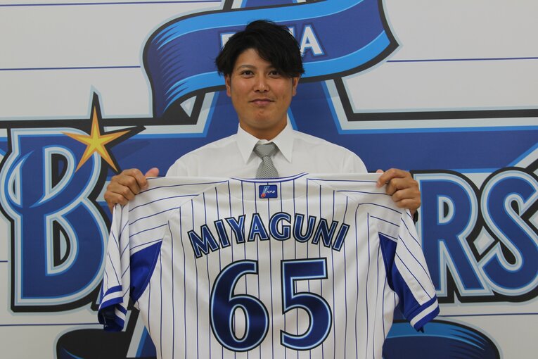 支配下登録を受けての会見に臨み、感謝とともに決意表明した宮國。三浦監督からも期待されている　©YDB