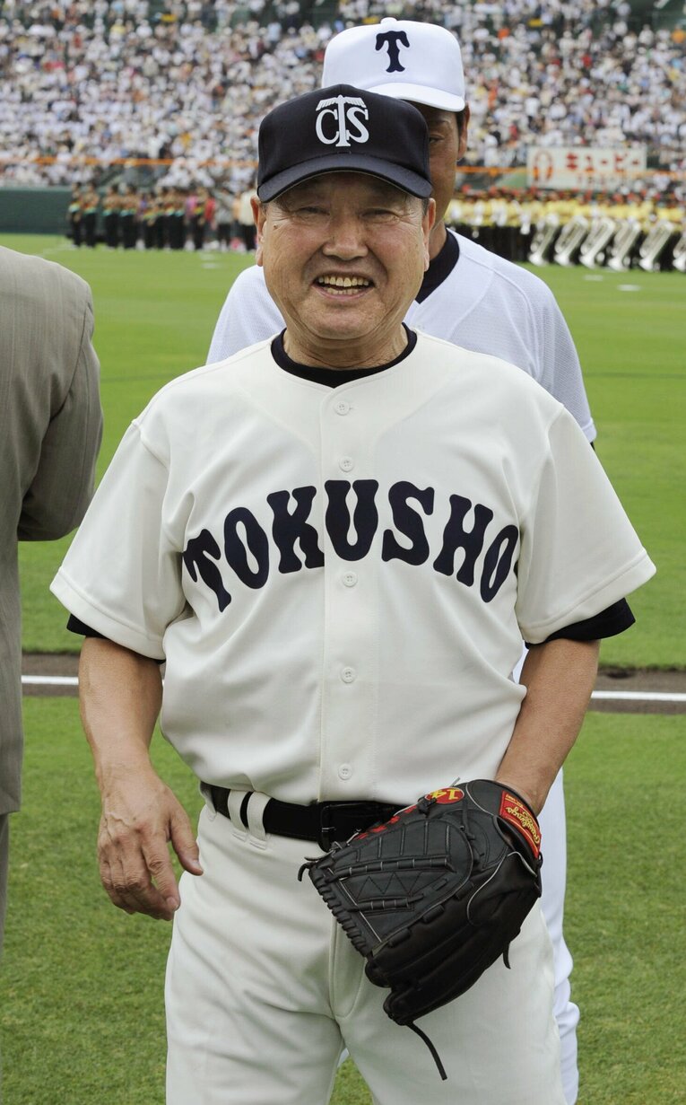 2008年8月2日、徳島商のユニフォームで甲子園の開会式に登場。板東英二さんにとって「高校野球」は特別だった　©KYODO
