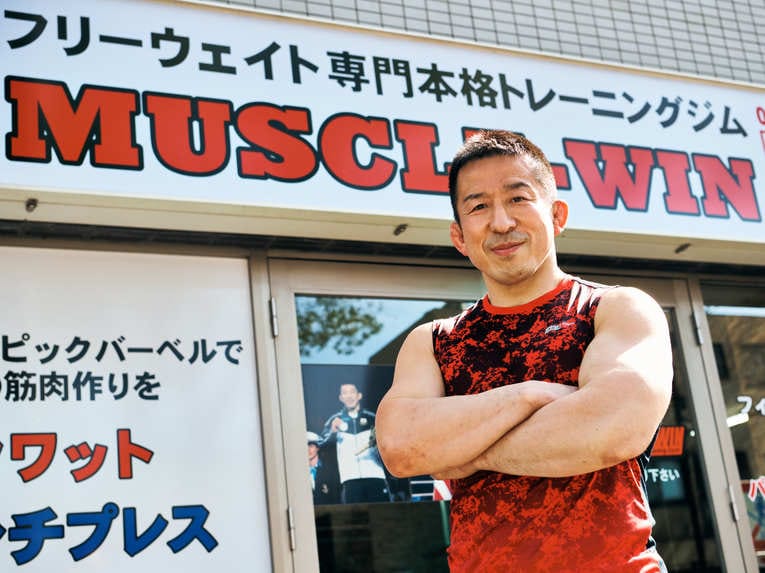 フリーウエイトを専門とした『MUSCLE-WIN』をオープンした永田克彦。「本気で筋トレをやってみたい方であれば、初心者でも大歓迎ですよ」　©︎Ichisei Hiramatsu