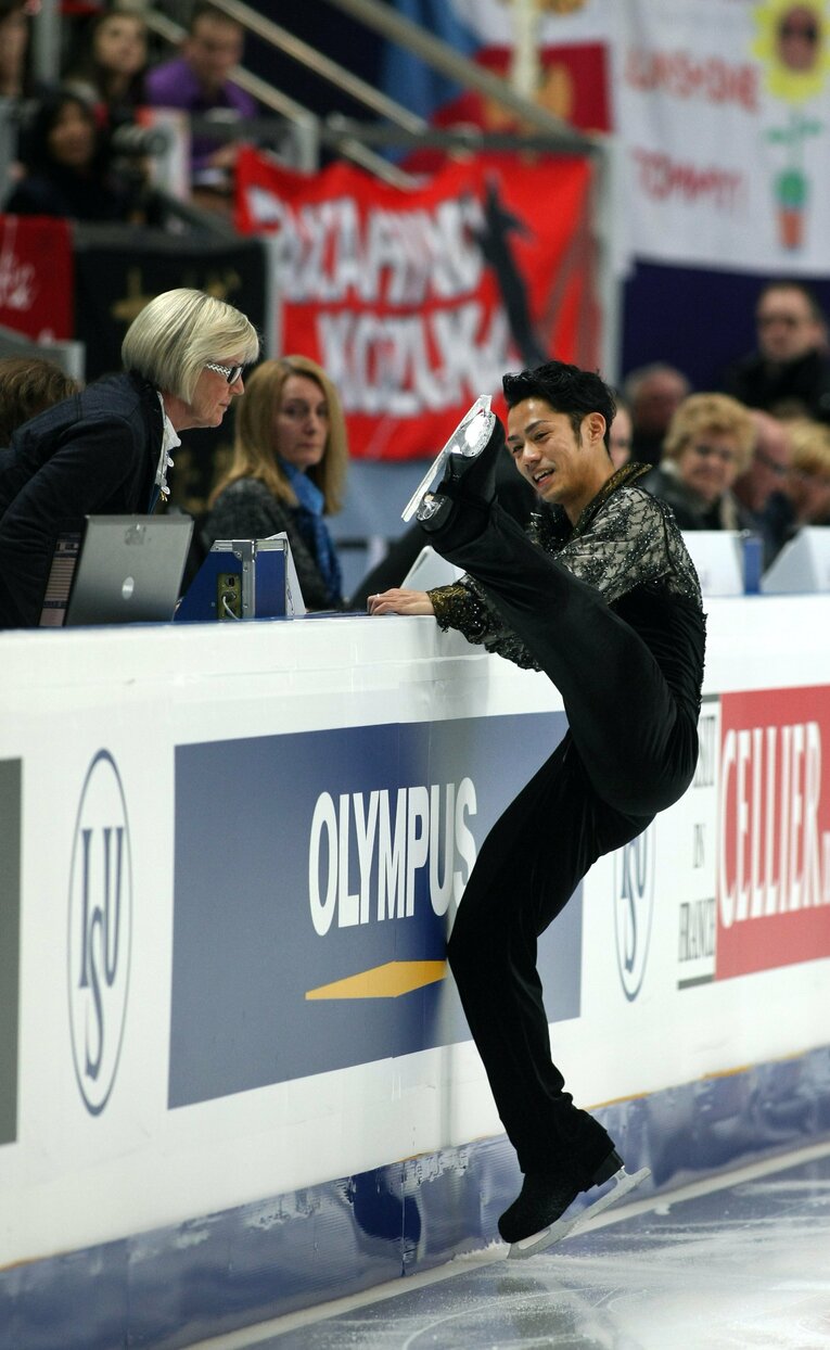 審判にアクシデントを説明する高橋大輔　©AFLO