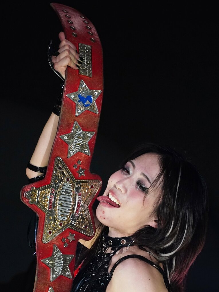 赤いベルトを舐める上谷沙弥　©Essei Hara