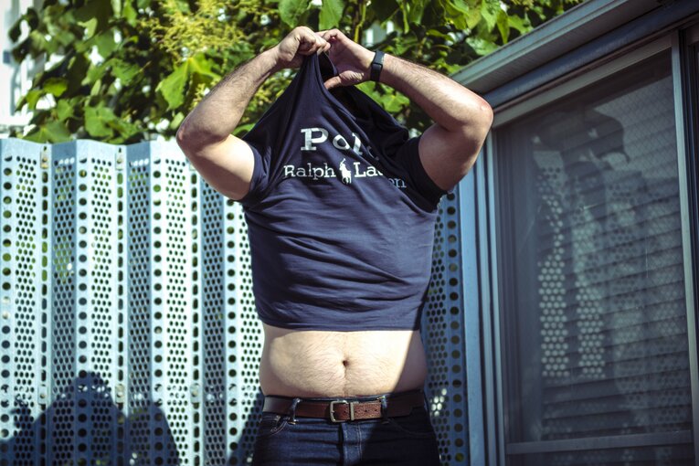 Tシャツを脱ぐウルフアロン　©︎Takuya Sugiyama