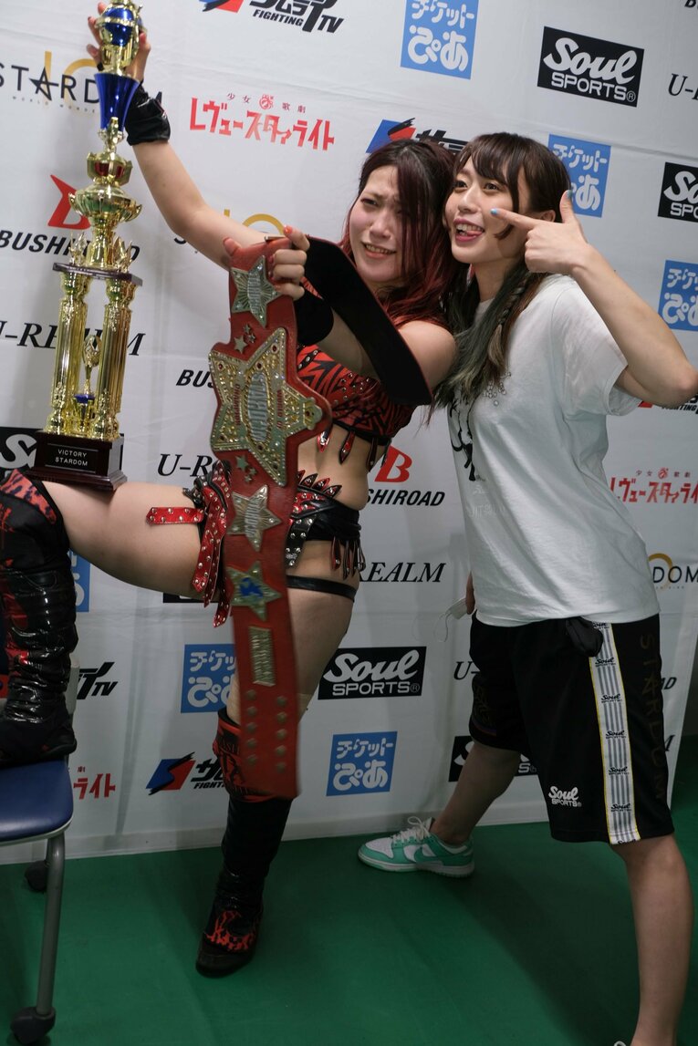 防衛後にはタッグパートナーの上谷沙弥とツーショット