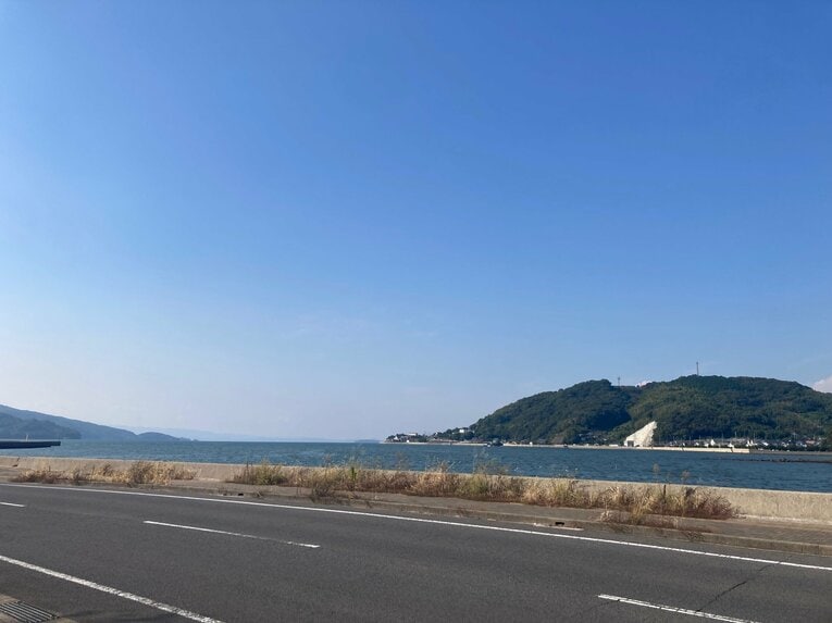 長崎日大高校のサッカーグラウンドから道を挟んですぐ海がある