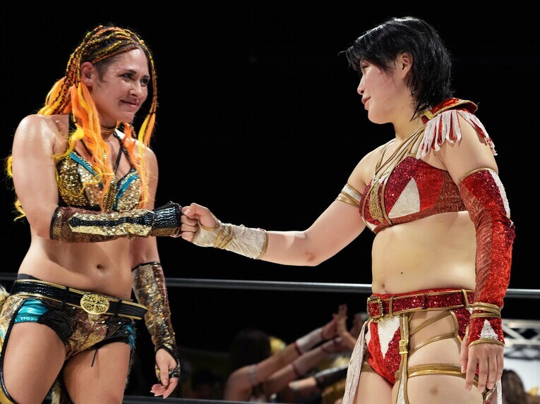 ジュリアのWWE行きを祝福する林下詩美　©Essei Hara