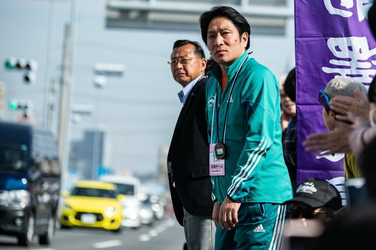 2019年全日本大学駅伝、同じ沿道の地点で応援する大八木監督と原監督　©Shigeki Yamamoto
