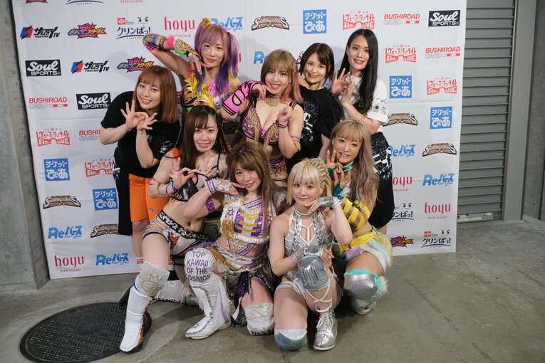 バックステージで新たな仲間と記念写真に収まるなつぽい。全員と“古巣”からのつながりがある　©Norihiro Hashimoto