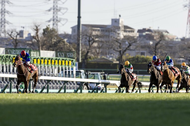 2月27日の中山記念、後続に大きな差をつけて直線の坂を駆け上るパンサラッサ　©Photostud
