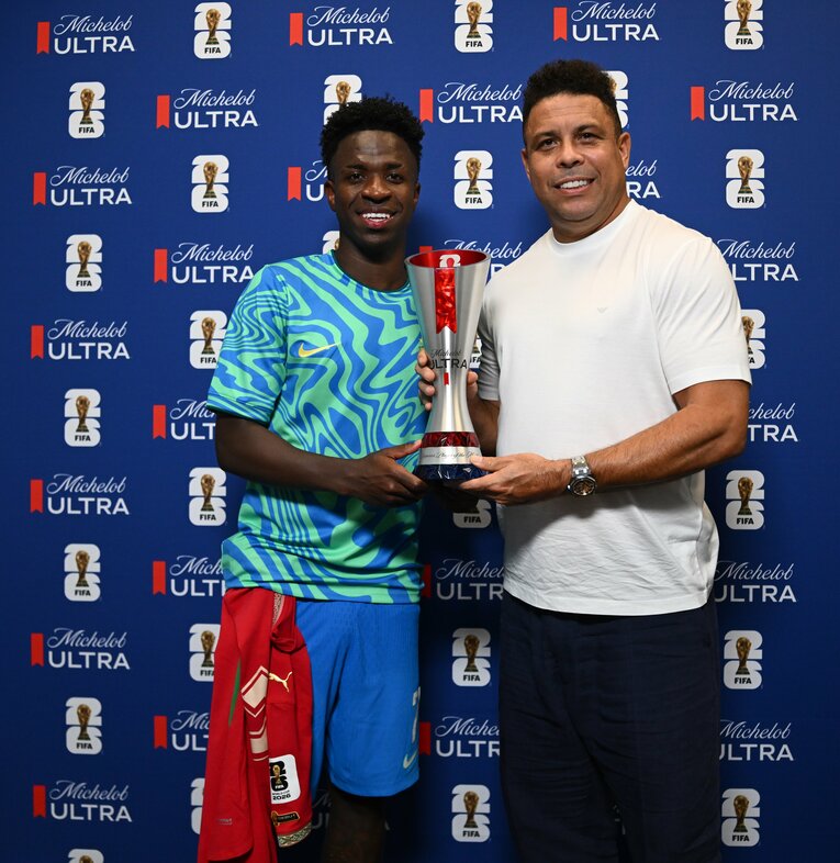 北中米W杯、ビニシウスにトロフィーを渡すロナウド。だいぶ恰幅がよくなった（写真は右に続きます）　©Getty Images