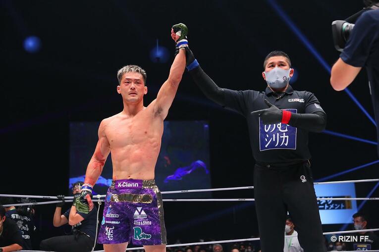 下馬評を覆し、牛久絢太郎がTKO勝ちでRIZINフェザー級王者となった　©RIZIN FF