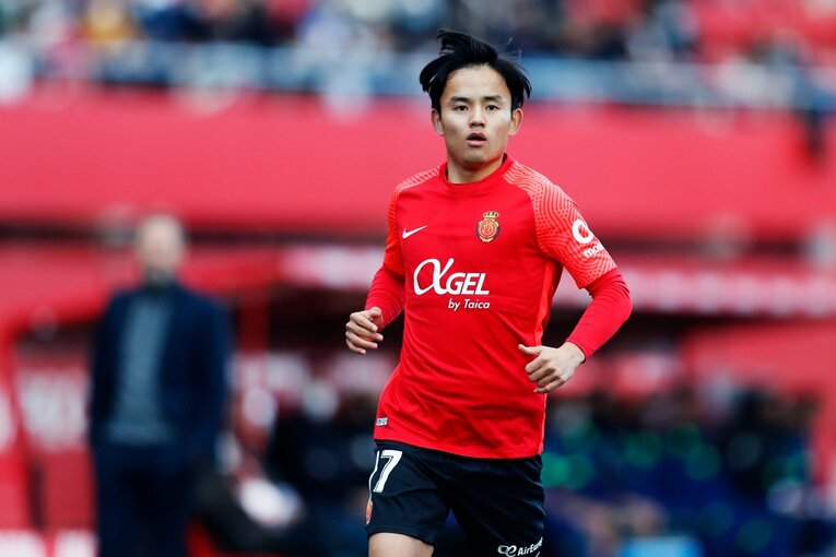 久保建英“オレが蹴る”FK弾→手荒い祝福に「い、痛いんですけど」 カメラマンが至近距離でとらえた一撃と、ファンから“感謝の大拍手”(13)